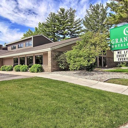 Grandstay Hotel & Suites Of Traverse City Exterior photo